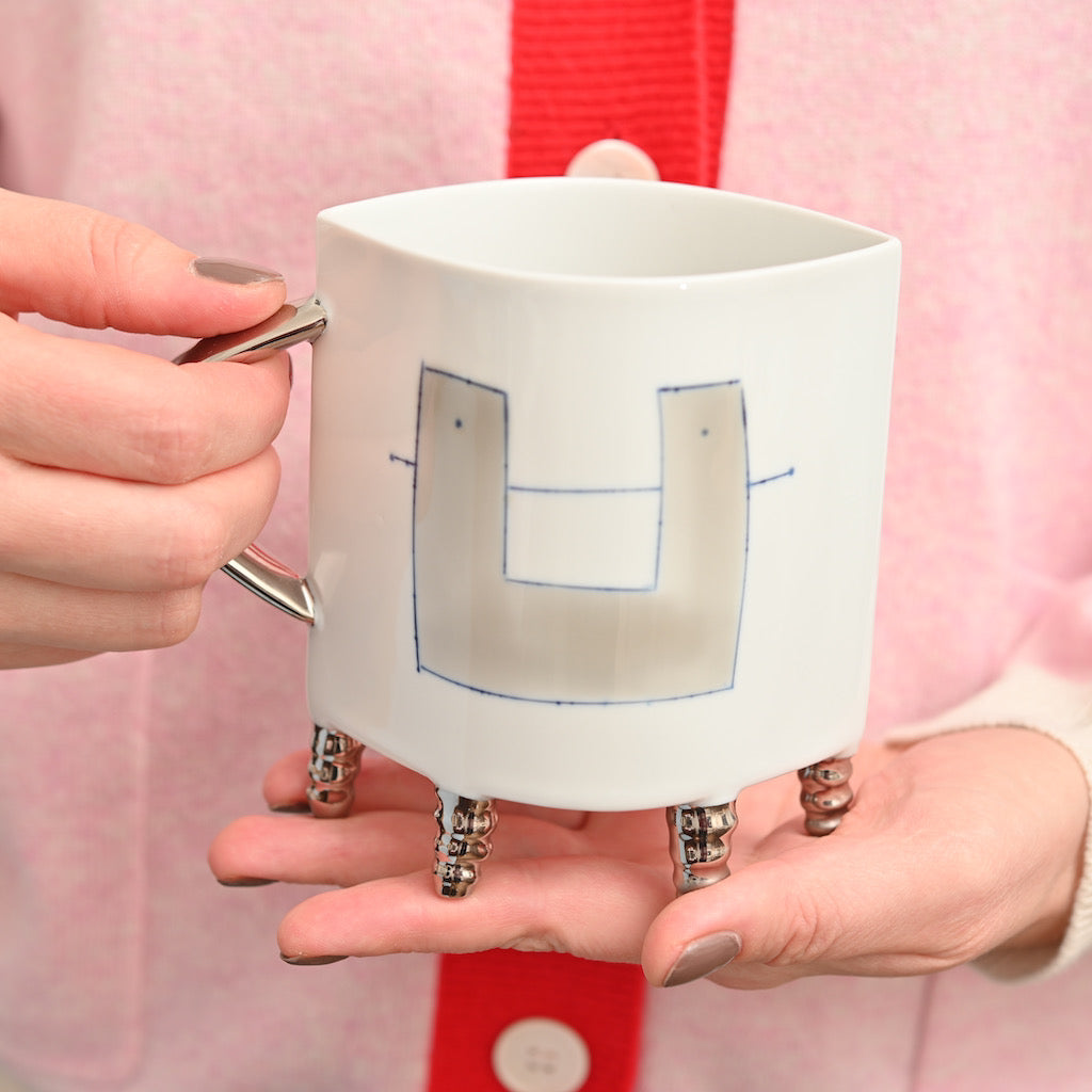 Tea cup with legs - grey print
