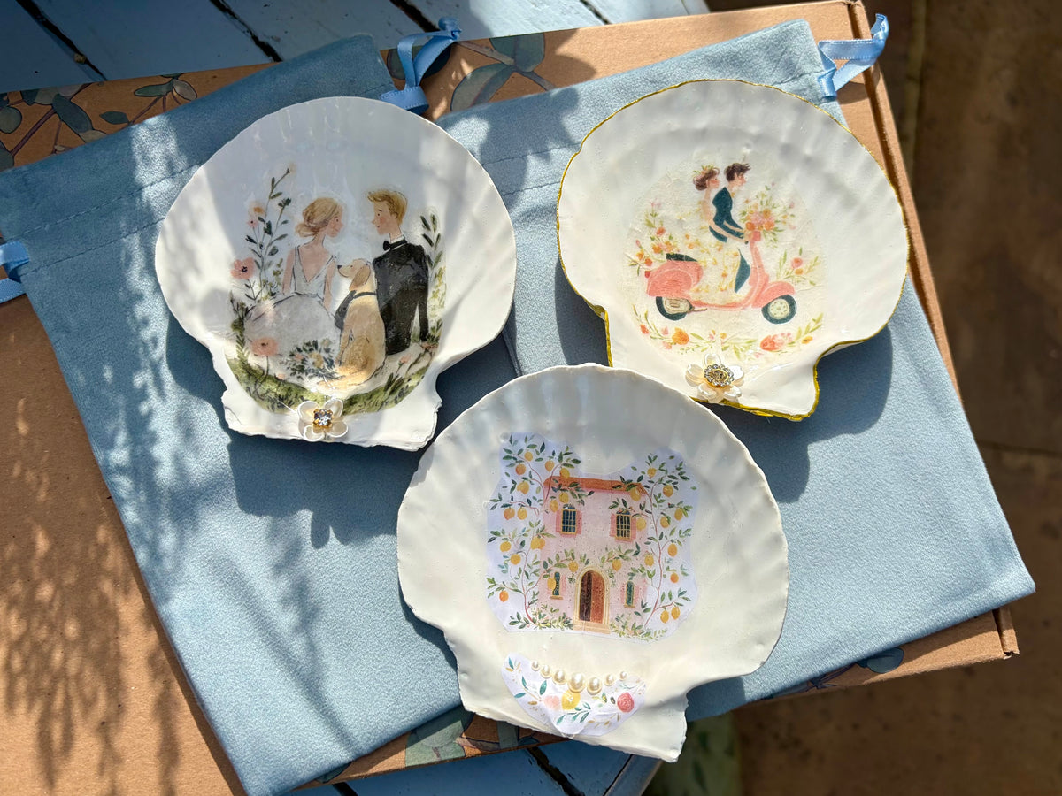 "Mr & Mrs" Wedding Scallop Shell Trinket Dish with Labrador