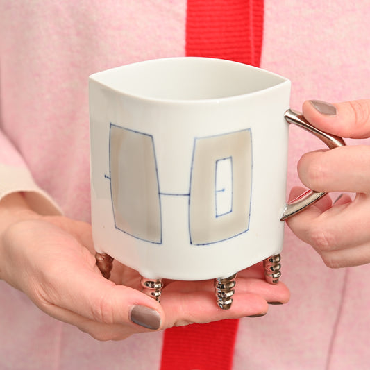 Tea cup with legs - grey print